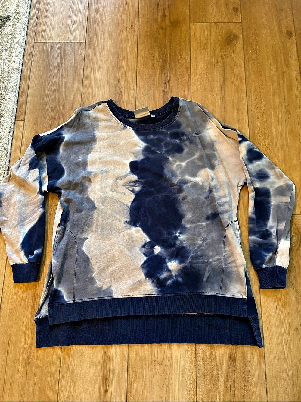 Dantelle Women’s Size 1X Blue Tie-Dye Crewneck Sweatshirt with High-Low Step Hem